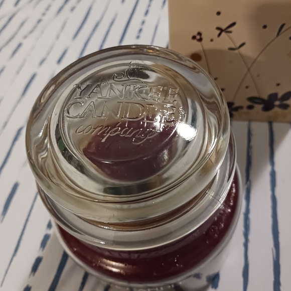 NWT! YANKEE CANDLE 14.5oz (Red Apple Wreath) - Picture 5 of 5